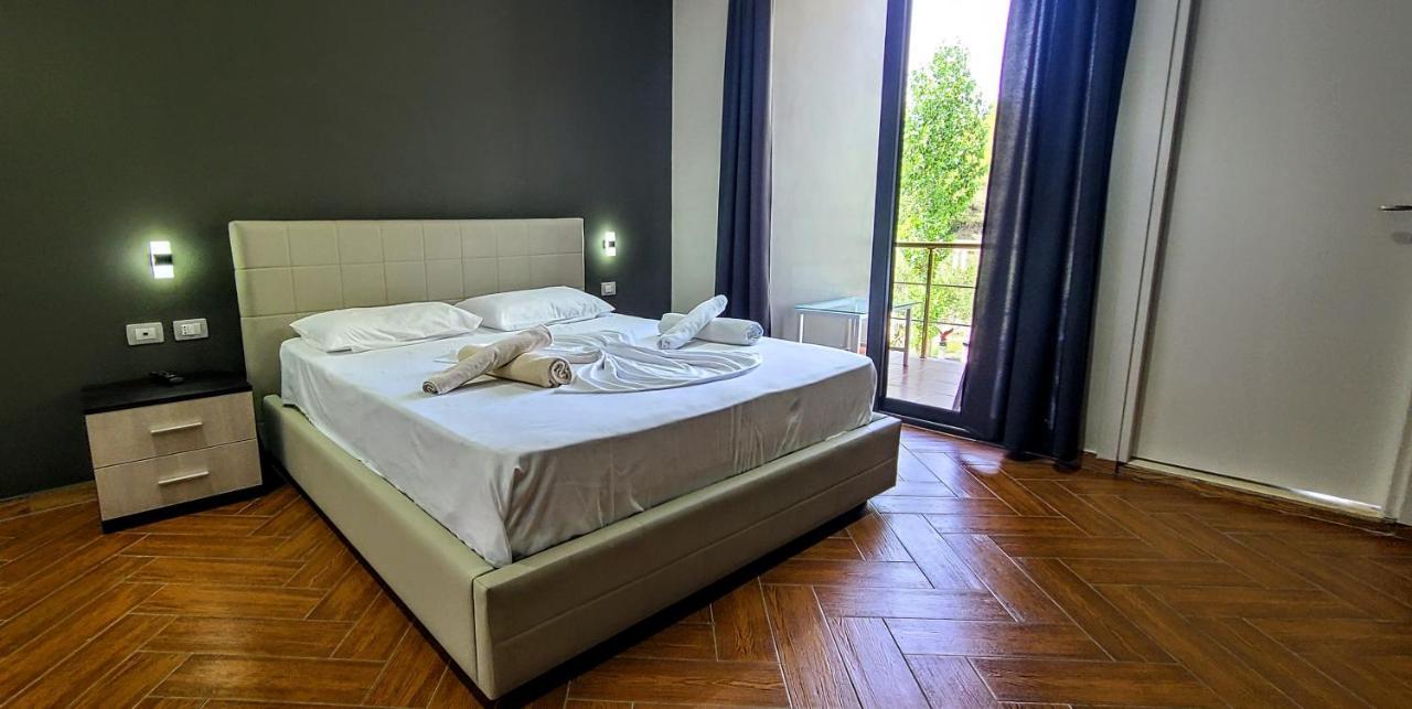 Kavalona Park Hotel Vlore Ngoại thất bức ảnh